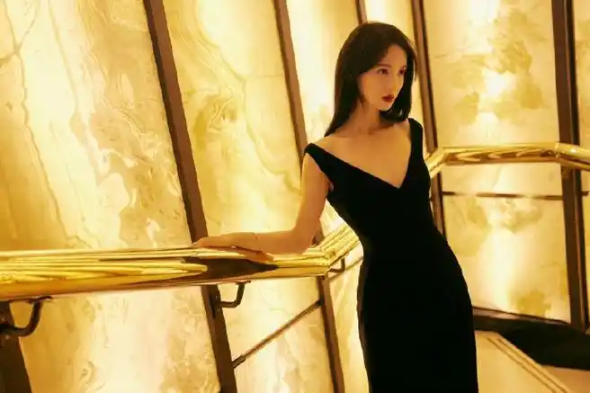 金晨深v开叉裙#金晨造型分享,黑色v领修身长裙尽显神秘与魅力,开叉的