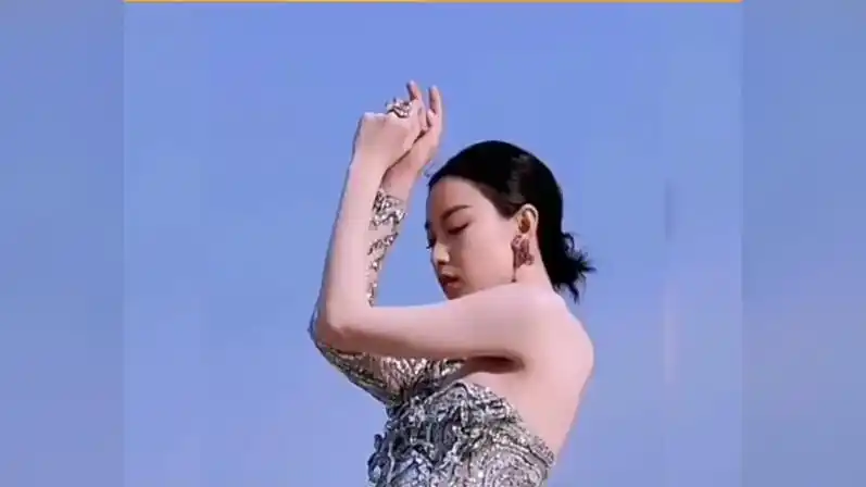 一个人跳舞的样子 竟然还有人不知道倪妮有多美吗