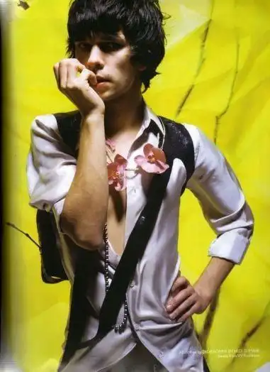 > 本·威士肖赤膊户外写真(2/4)