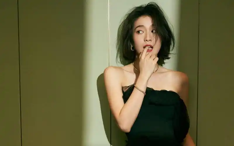 张雪迎黑纱裙性感写真桌面壁纸