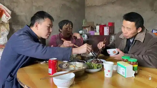 四川偏远农村,一家三口隐居杀年猪用柏树叶熏腊肉,午饭太丰盛了-三农
