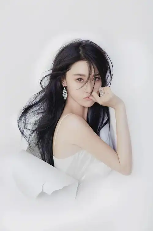 女星张馨予突然冲上热搜她的衣帽间照片曝光引发网友热议