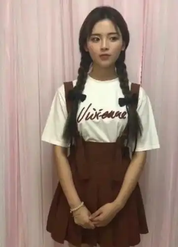 原创杨超越17岁旧照被疯传看清她的模样后才知她火不是没有理由