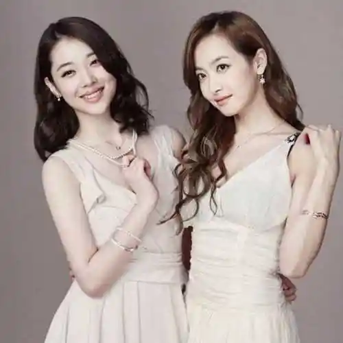 宋茜抵达韩国现场图,宋茜在机场的这个动作让人泪目