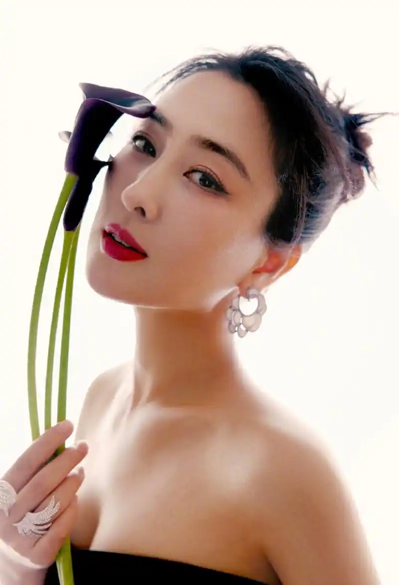 从正面来看,马苏的颜值和身材在娱乐圈中并不出众,她的身材比较普通