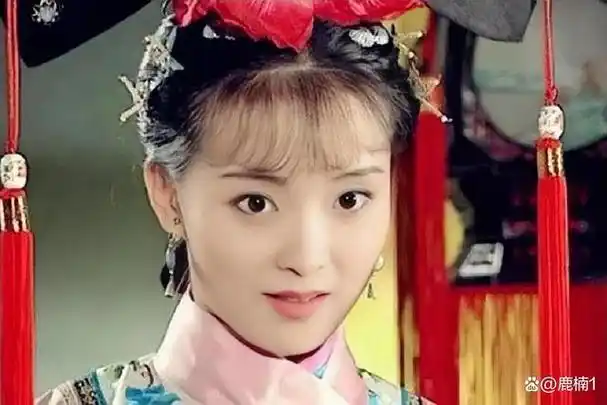 昨日深夜,李湘分享了一组照片,一家三口出席某奢侈品牌晚宴.