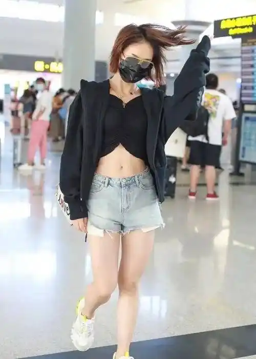 蓝盈莹为秀出腹肌太拼了,特意穿"倒三角内搭",现身一刻惊艳全场_状态