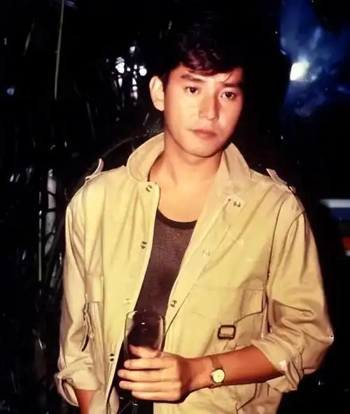 谭咏麟:哄妻子丁克15年,却和19岁情妇生子,多年后追悔莫及