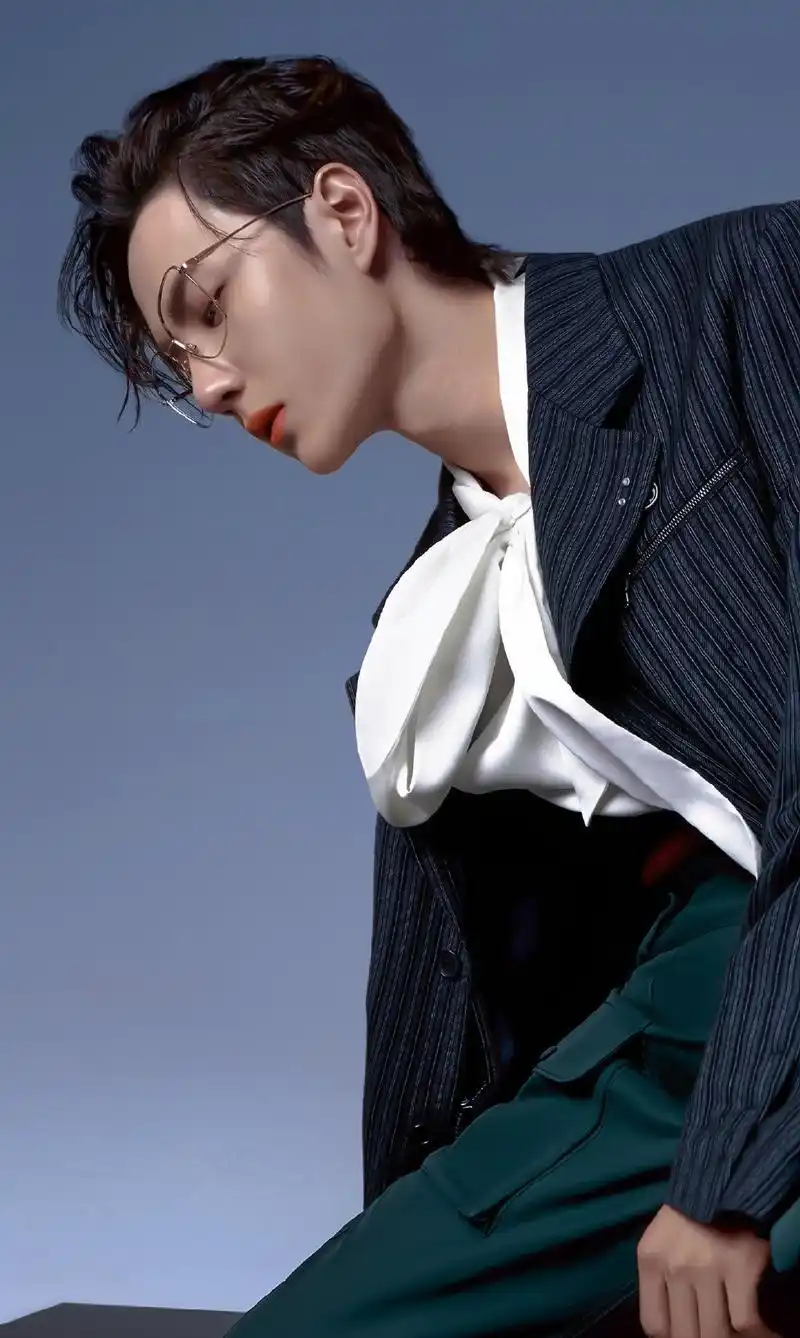 最新王一博写真曝光!每套服装都很帅,造型师太给力了