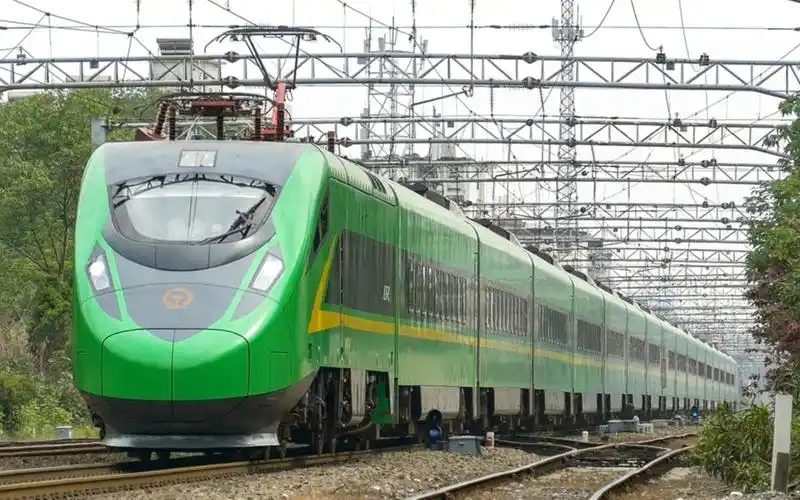 中国铁路长编组动集cr200j通过南昌二场