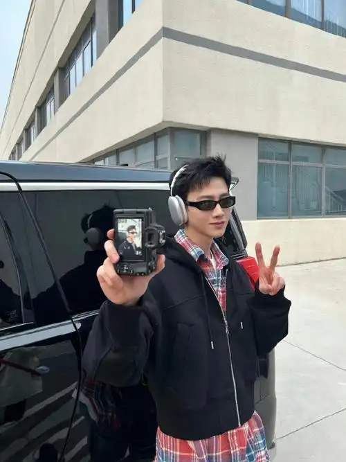 白敬亭手机反拍##白敬亭对车镜自拍