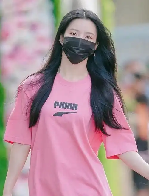 刘些宁为了火拼了!出门浑身只穿一件t恤,这腿我看自闭了