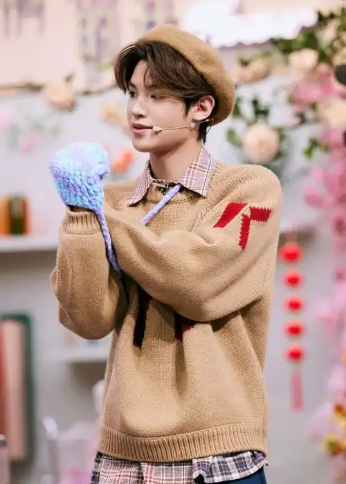 黄明昊你好星期六棕色贝雷帽毛衣造型