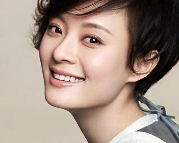 孙俪拍时尚杂志被嘲!膀大腰圆眼睛突兀,网友直呼用力过猛