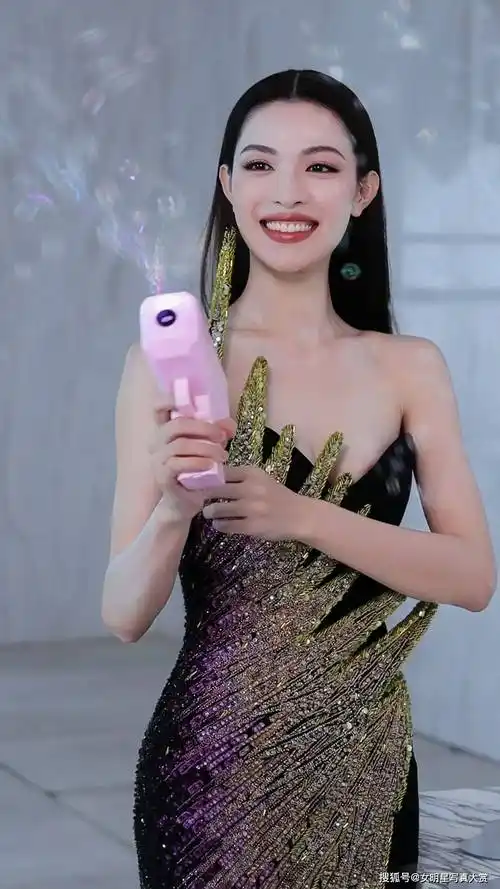 【钟楚曦性感写真美图】渐变亮片礼服,璀璨迷人,流光绮境美图