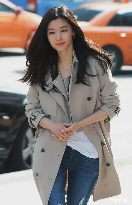 全智贤真是盛世美颜!简约系风衣搭深蓝牛仔裤经久耐看,气质逼人