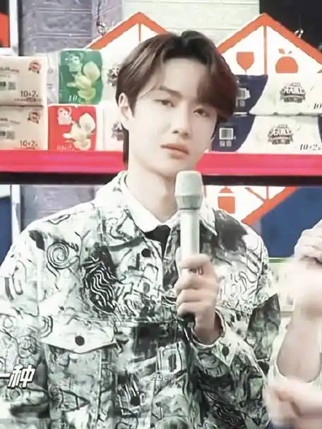 王一博#|#王一博的考古日常#    来看奶盖王天天一秒变脸酷盖王天天