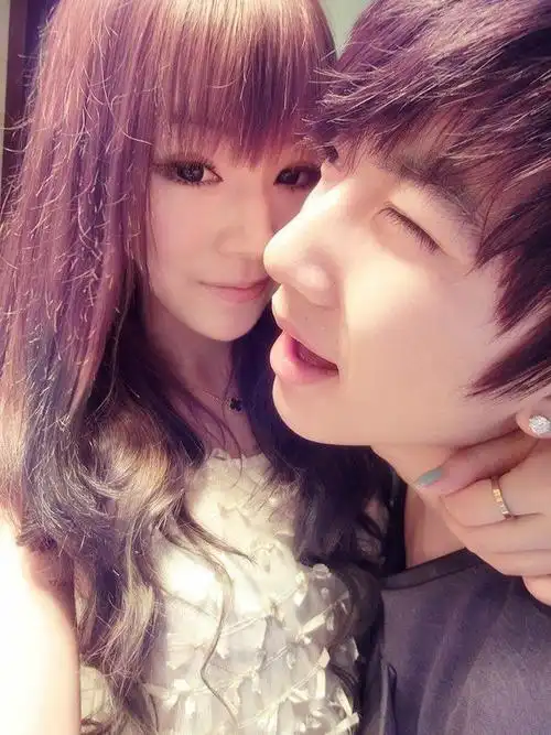 求这两张照片的高清版