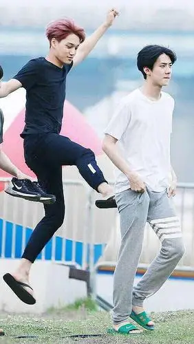 吴世勋穿衣服是不是挺随便的?