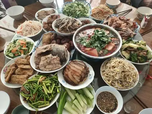 一桌子丰盛的大餐看着我口水直流