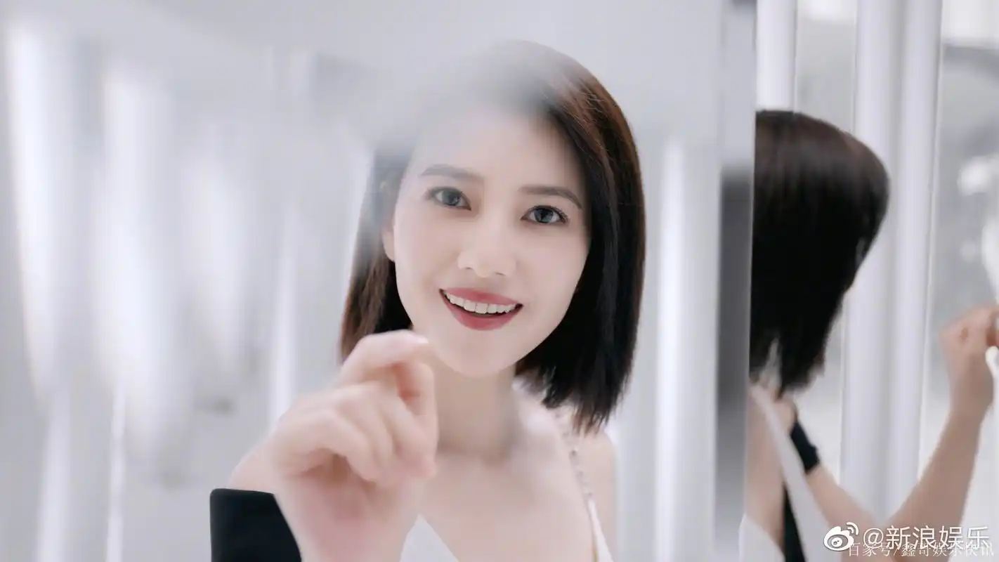 高圆圆最新写真,露肩简约长裙,笑容倾国倾城