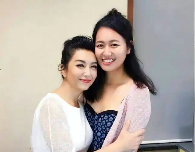 大众女神江珊:四度恋上硬汉,高曙光,靳东是前任,53岁重获爱情_父母