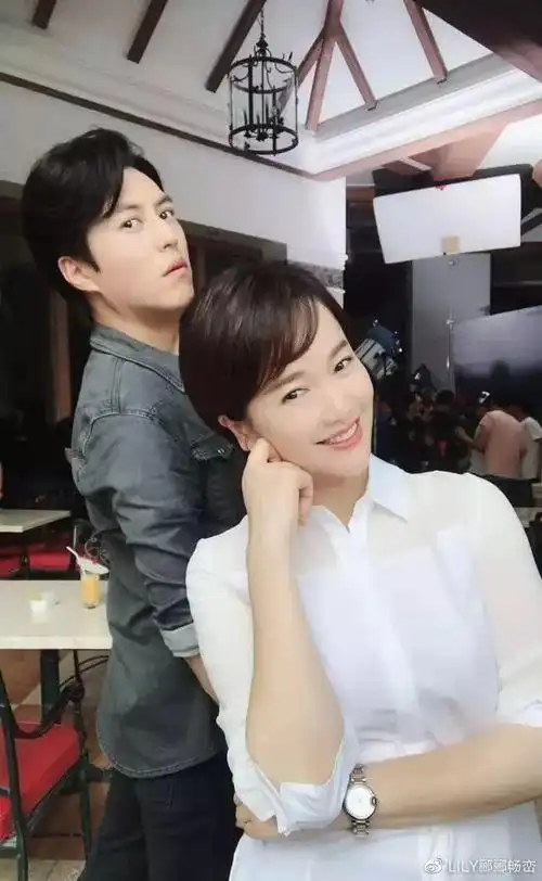 左小青晒与靳东合影照33岁嫁53岁老公41岁依旧似少女