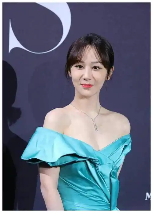 杨紫身着礼裙微胖身材尽显魅力清新面庞充满韵味