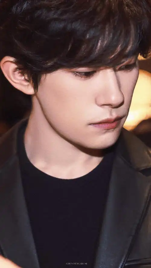 易烊千玺被夸害羞了