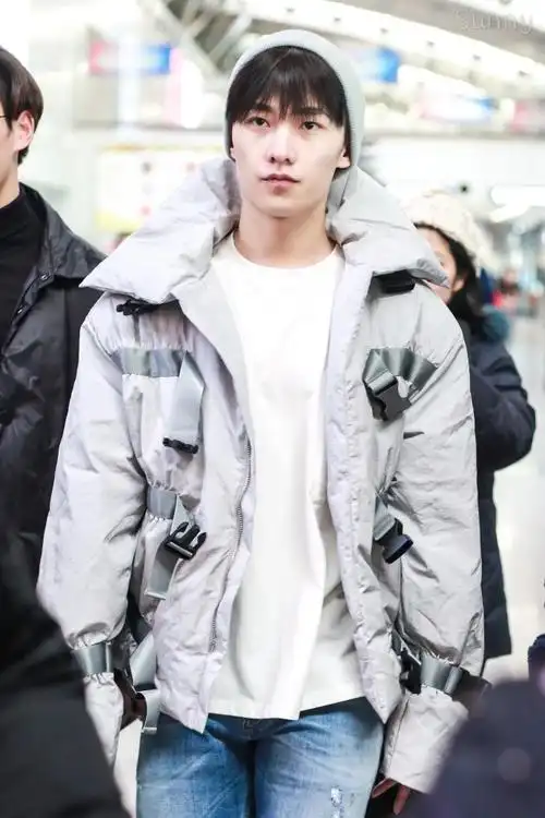 杨洋戴毛线帽穿羽绒服素颜现身机场帅气十足,网友:请保护好膝盖