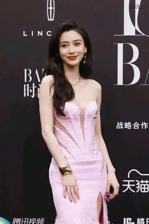 angelababy亮相时尚芭莎年度红毯,穿粉色鱼尾裙,大秀性感身材!