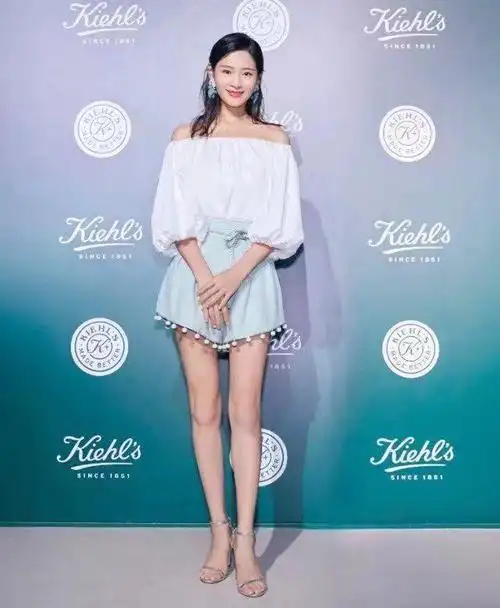 有着1米67的身高,体重90斤,一身穿搭时尚吸睛,还是"纯妃"王媛可会穿