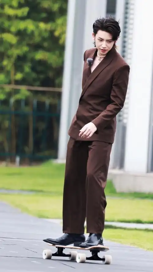 小鬼 本人成年了请叫我帅哥##小鬼穿那么正式玩那么幼稚