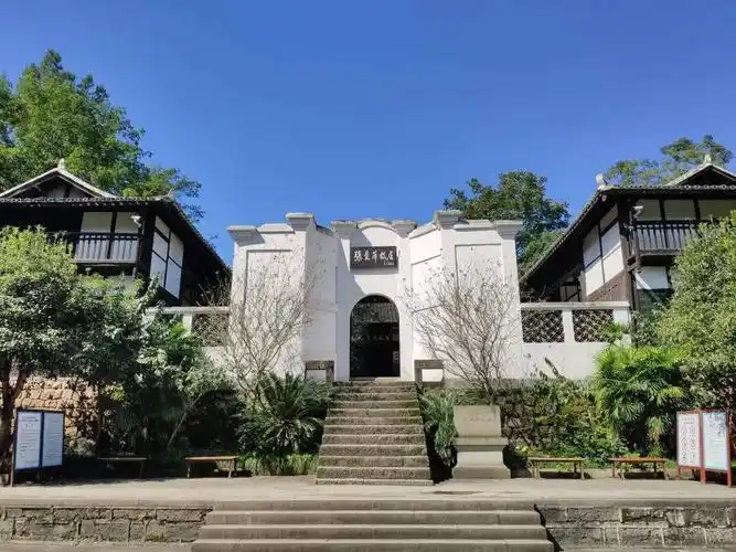 张爱萍故居庄严肃穆,林木葱茏.