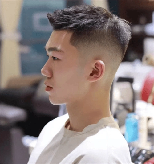 流行的男生短发推荐帅气时髦的前刺发型简单自然又大气