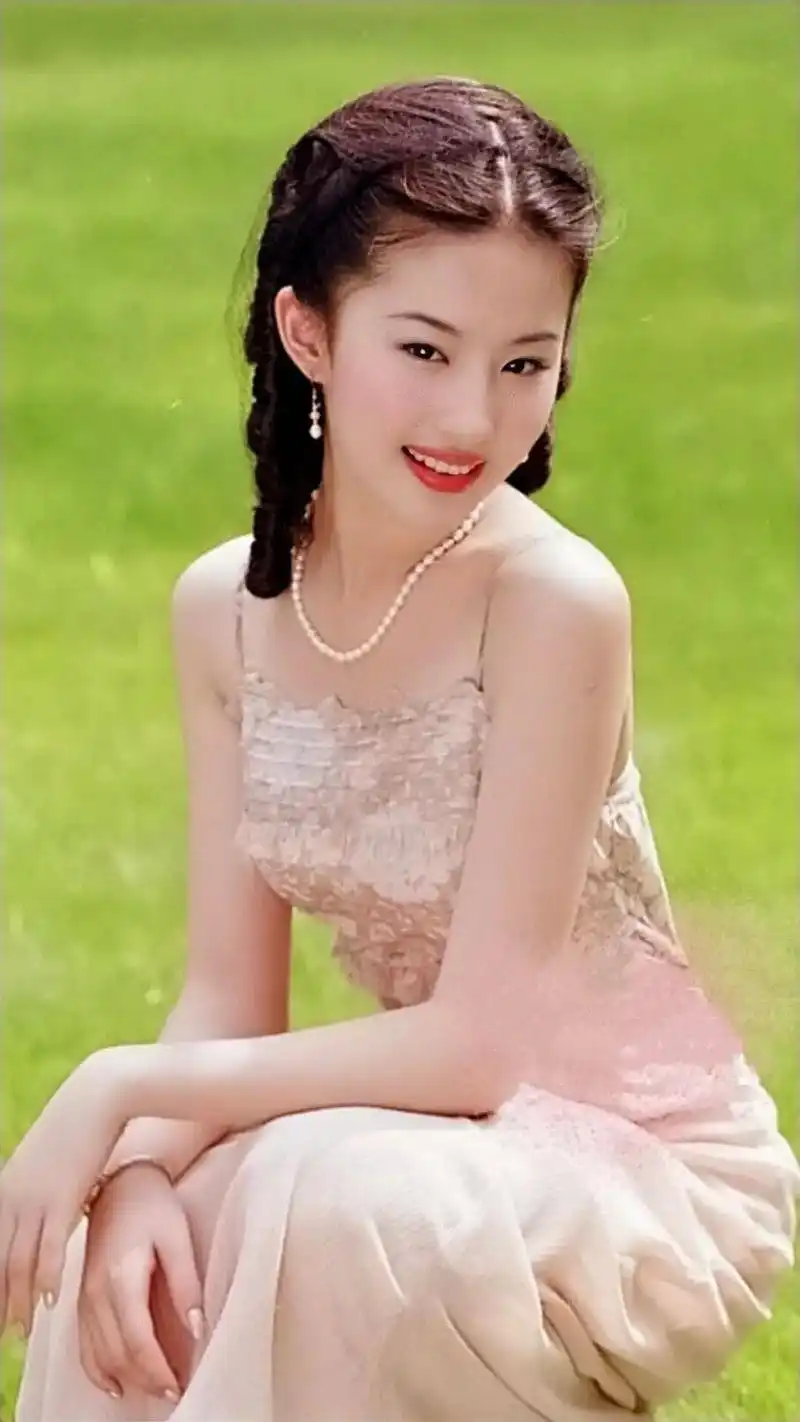 金粉世家白秀珠神仙姐姐刘亦菲的成名角色白秀珠也是偏爱珍珠饰品展示