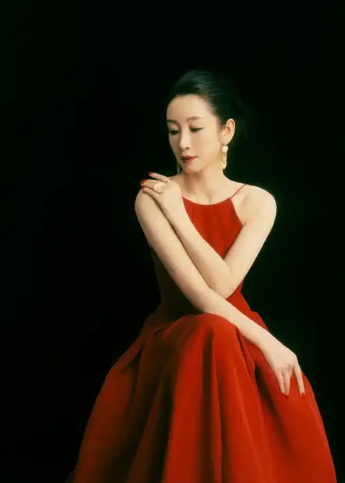 秦海璐穿了吊带红裙##秦海璐终于穿礼服了