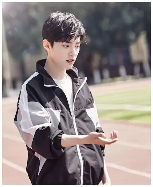 本以为穿校服的都很丑直到看到肖战有多帅一目了然