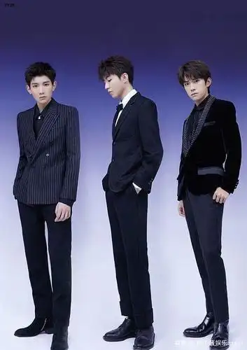 tfboys《奋斗吧!青春》海报曝光,三小只霸道总裁范儿十足