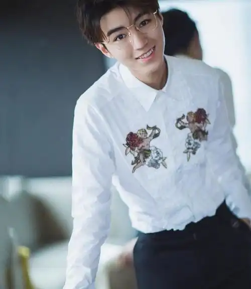 王俊凯又穿白衬衫,搭配金丝边眼镜,帅成"斯文败类"!_网易订阅