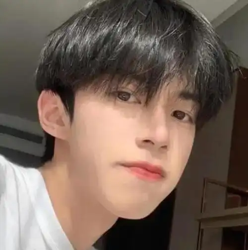 男生凌乱蓬松空气刘海发型,帅呆了的刘海发型