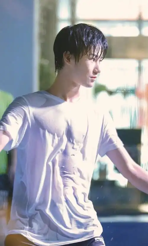 张真源锁骨线条##张真源 夏日少年派