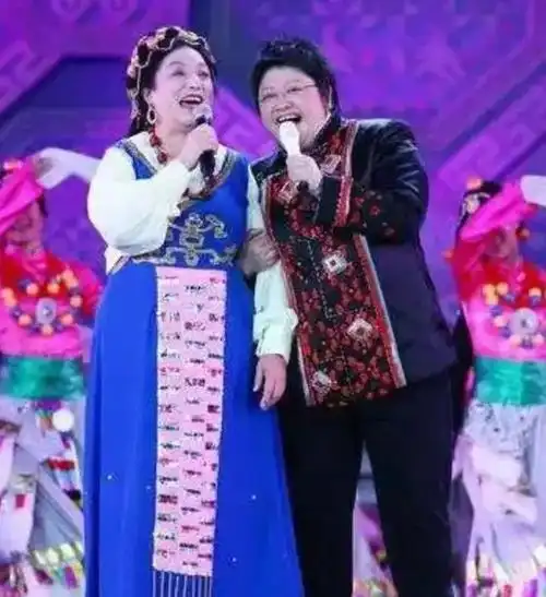 结识了北京籍战友韩德江,两人相爱结婚,并于1971年生下女儿韩红,成为