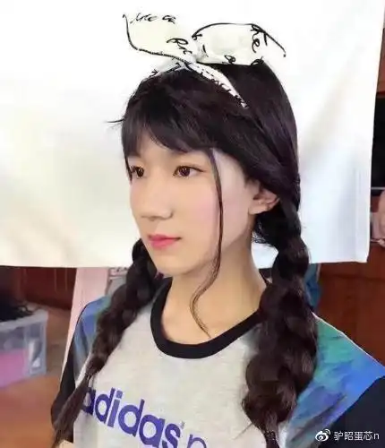 同样是"男扮女装":躲过了王源,逃过了蔡徐坤,却被侯明昊缠住