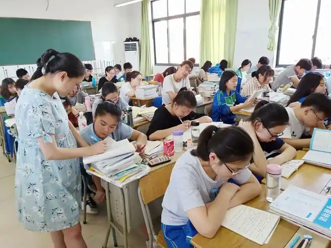 大肚子章老师在辅导学生