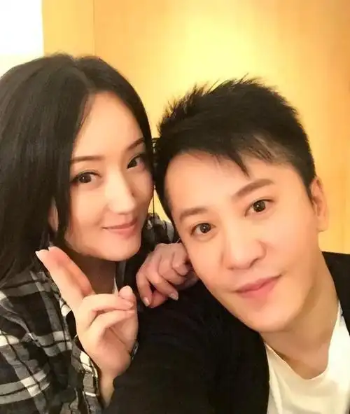 赖文峰出狱后乡下娶妻生子,杨钰莹却至今未婚,她在追求什么?