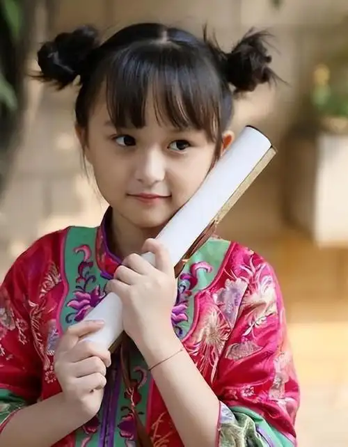 她在历史剧《芈月传》中成功塑造了童年芈月这一角色,不仅充分展现了