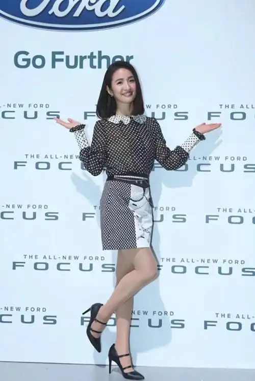 娃娃脸也能穿出御姐范41岁林依晨这样穿抹胸长裙性感又迷人