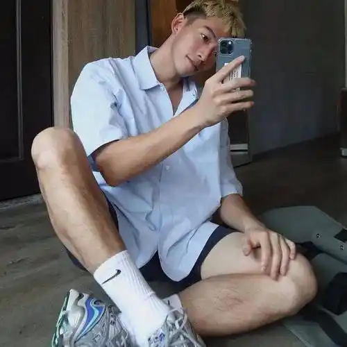 男生对镜自拍攻略3分钟教你拍出又酷又帅的自拍照称霸朋友圈