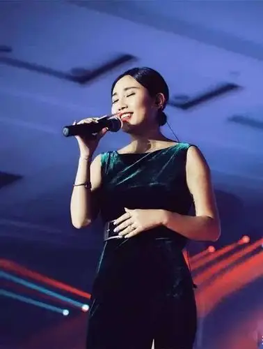 华语女歌手刘振宇入驻"火了演艺"app